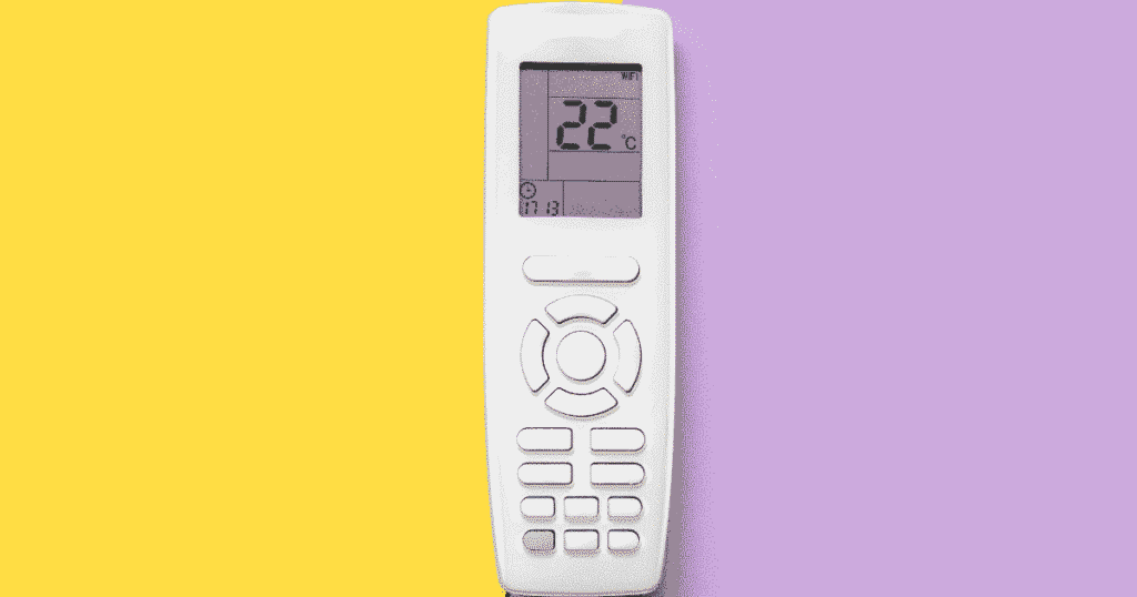 22度に設定された白いエアコンのリモコン