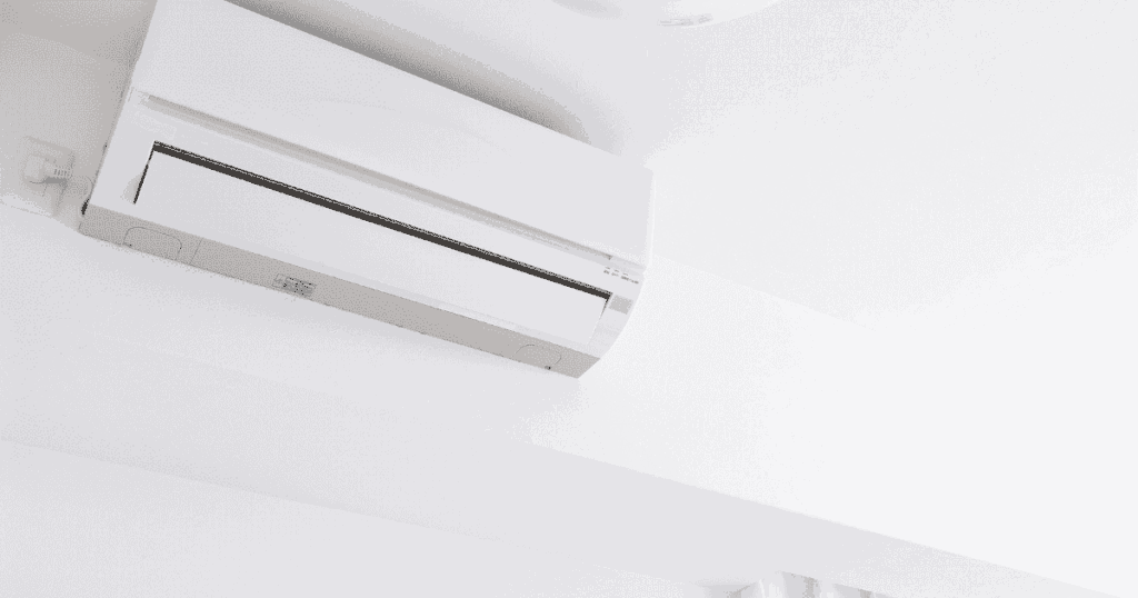 白い壁と天井に設置されたエアコンの室内機