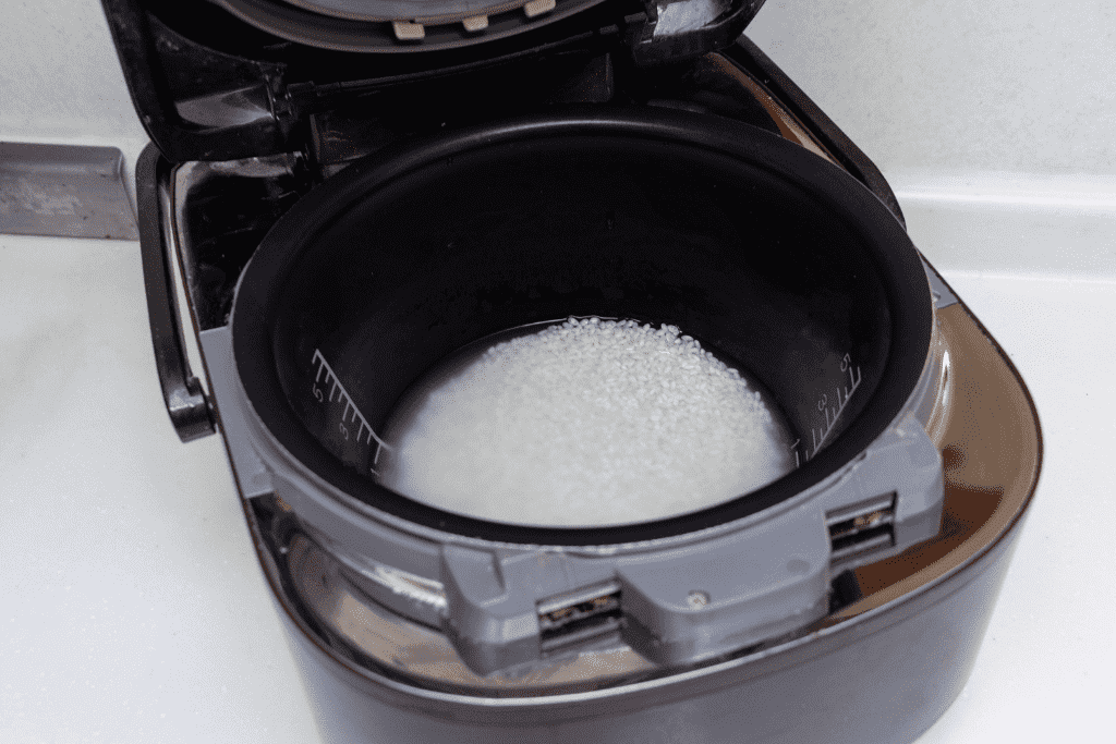 炊飯器の内釜に洗米した米と水を入れた状態