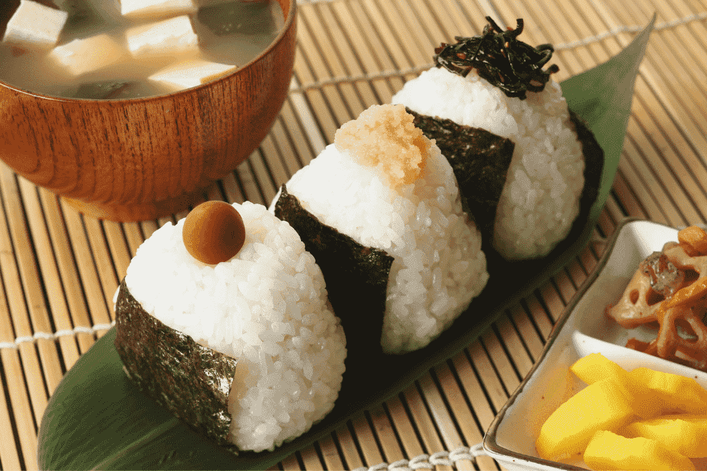 おにぎりと味噌汁、漬物を並べた和食の朝食