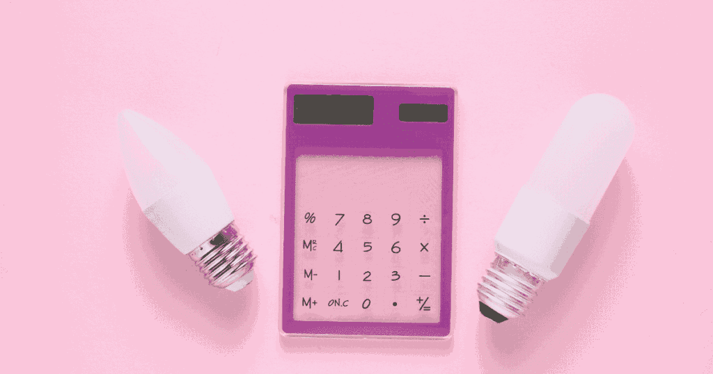 電球と電卓で表現した電気代のイメージ