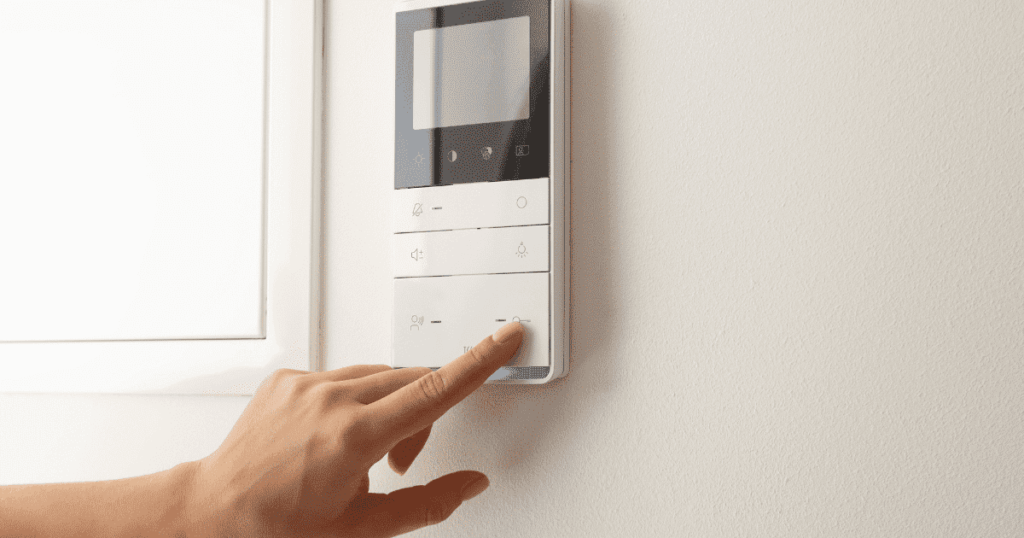 壁に設置された室内用操作パネルを押す指先