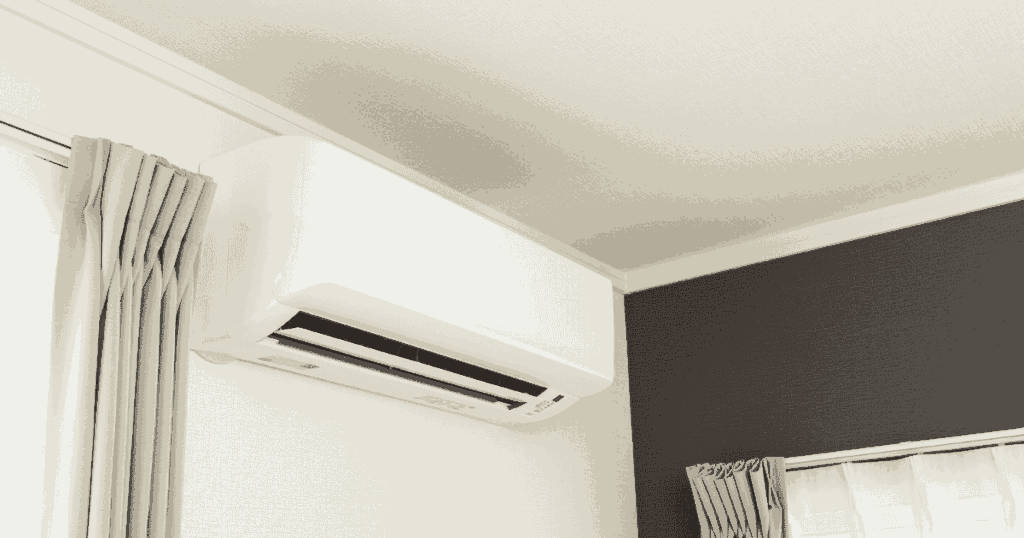 リビングに設置されたエアコンとカーテン