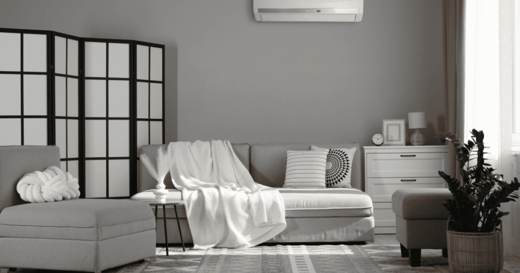 落ち着いたインテリアとグレーの壁に設置されたエアコン