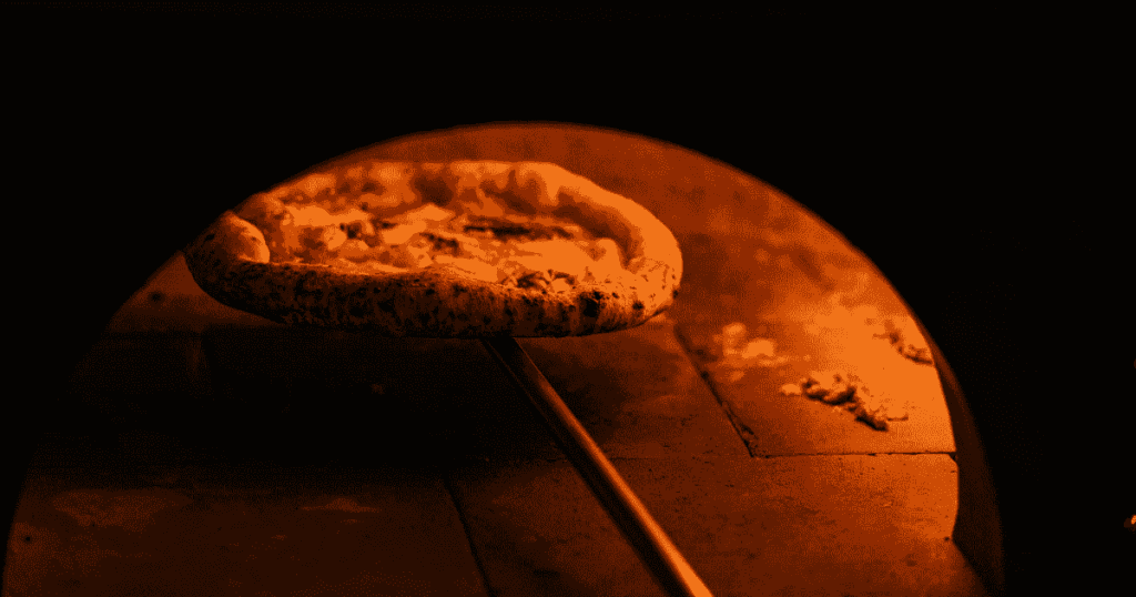 石窯でピザを焼いている様子
