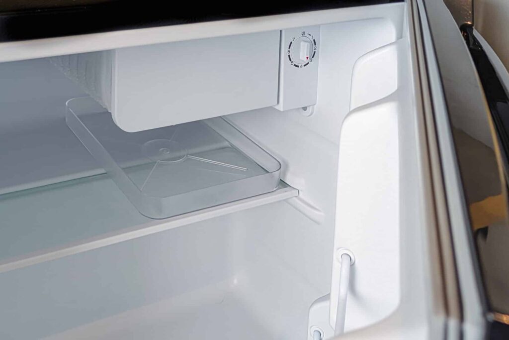 扉を開けた冷蔵庫