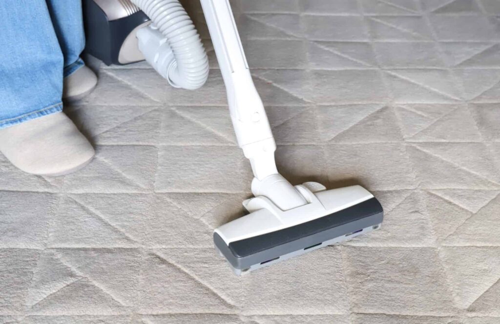 掃除機をかけている足元