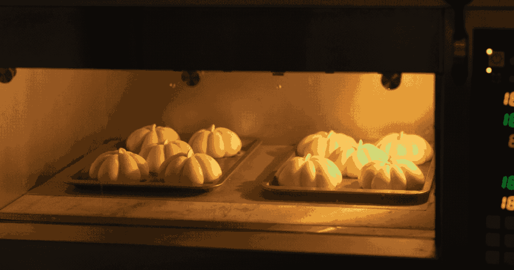 オーブンで蒸しパンを焼いている様子