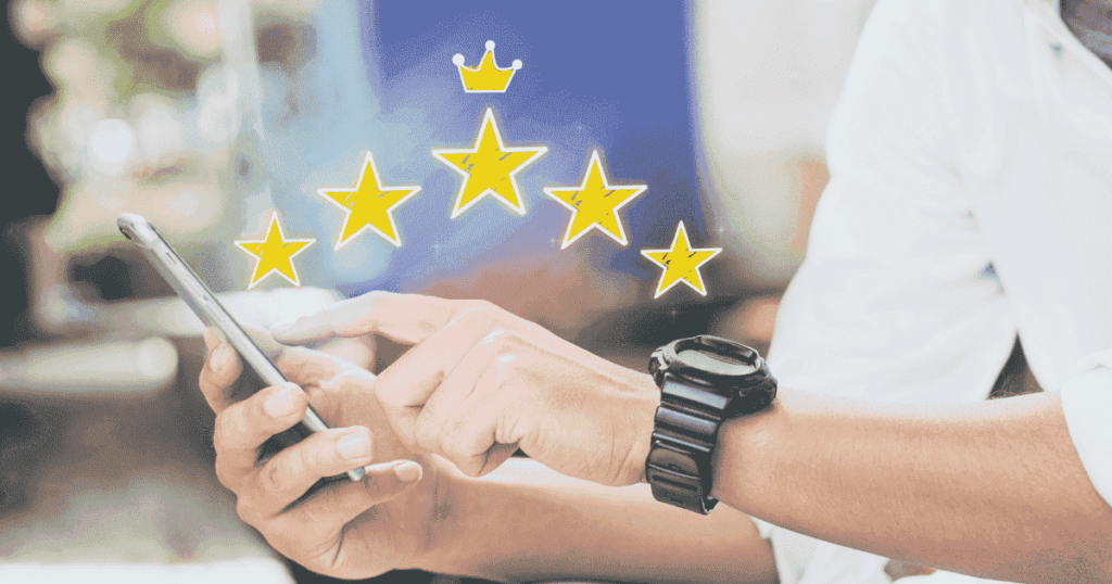 スマートフォンで商品レビューや評価を確認している