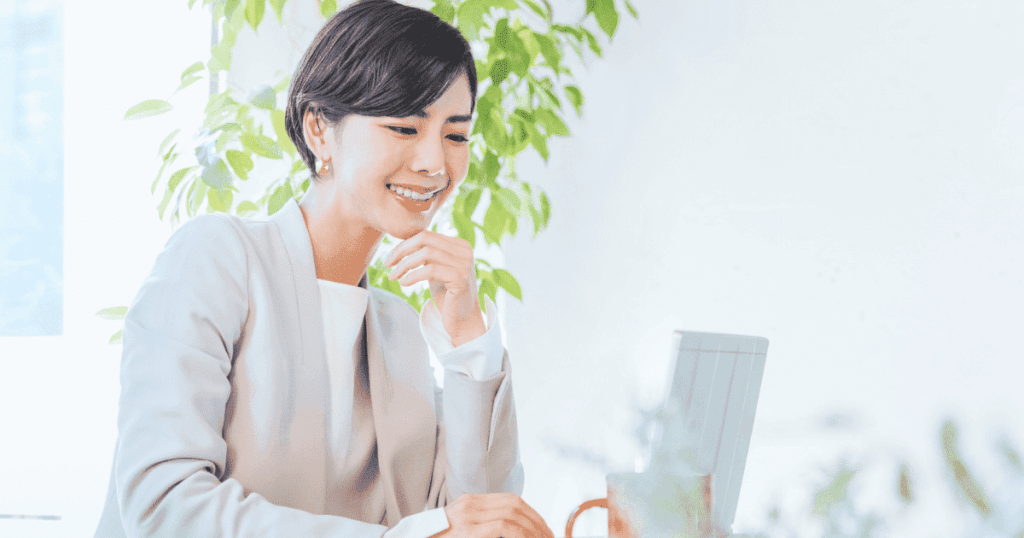 家電の購入情報をパソコンで調べている女性