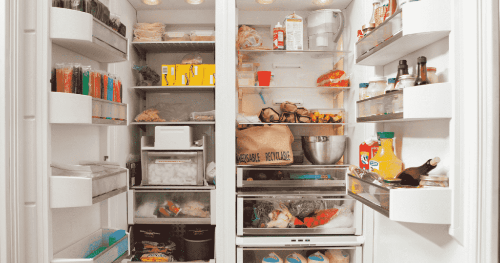 食品が多く入った両開き冷蔵庫の庫内全体