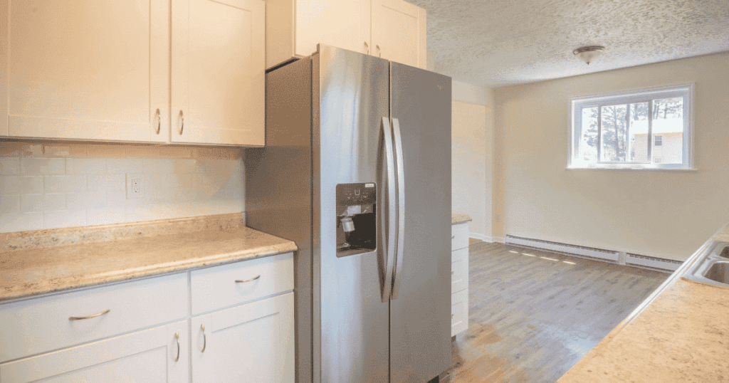 キッチンに設置された大型の両開き冷蔵庫と周囲の収納スペース