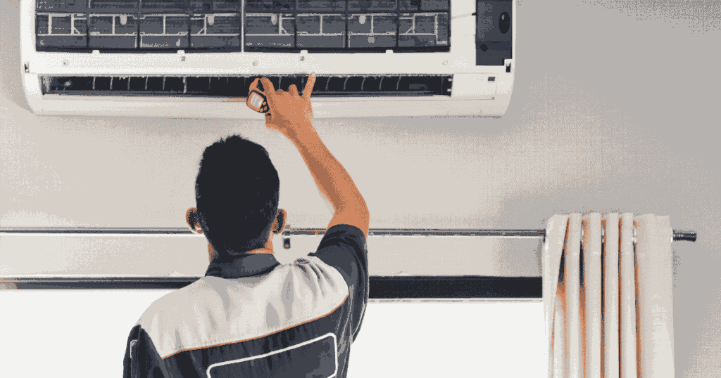 エアコン内部の点検やメンテナンスを行う作業員の様子