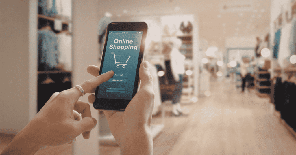 スマートフォンでオンラインショッピング画面を操作している様子