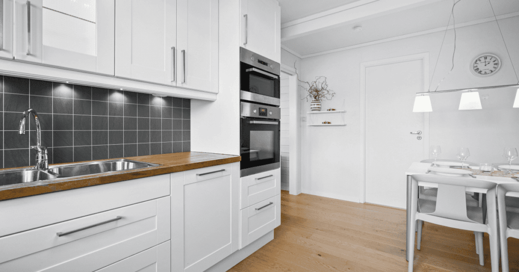 ビルトインオーブン付きのシステムキッチン全体の様子