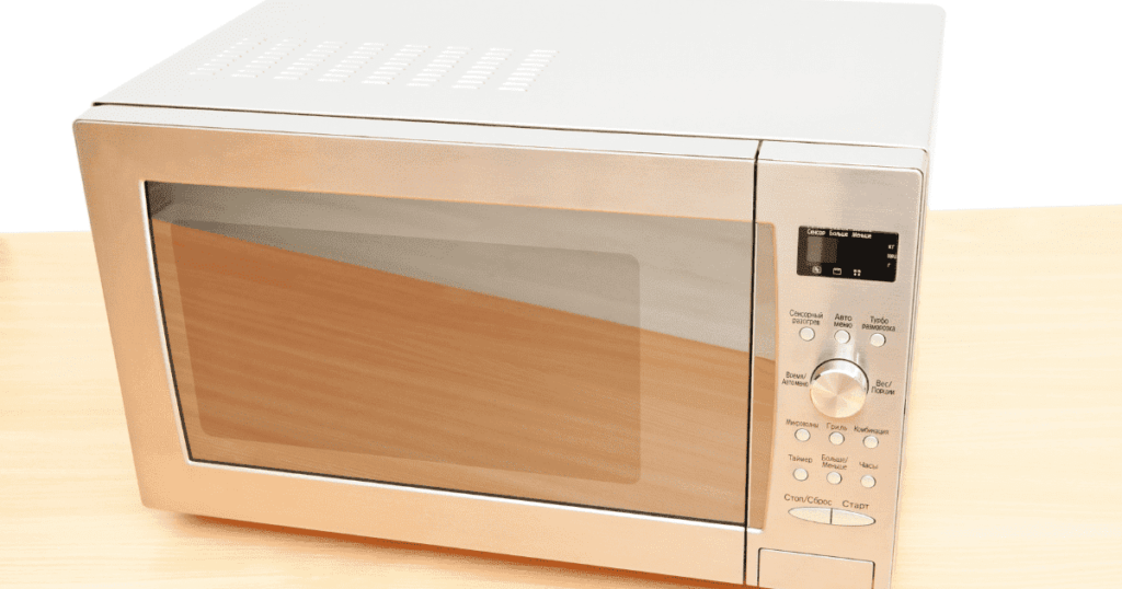 シルバーのデジタル表示付き電子レンジ