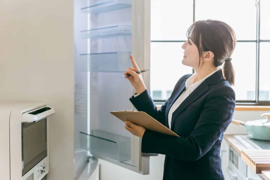 買取スタッフと冷蔵庫