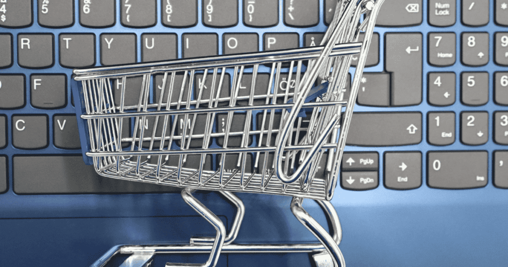 パソコンのキーボードの上に置かれたショッピングカート