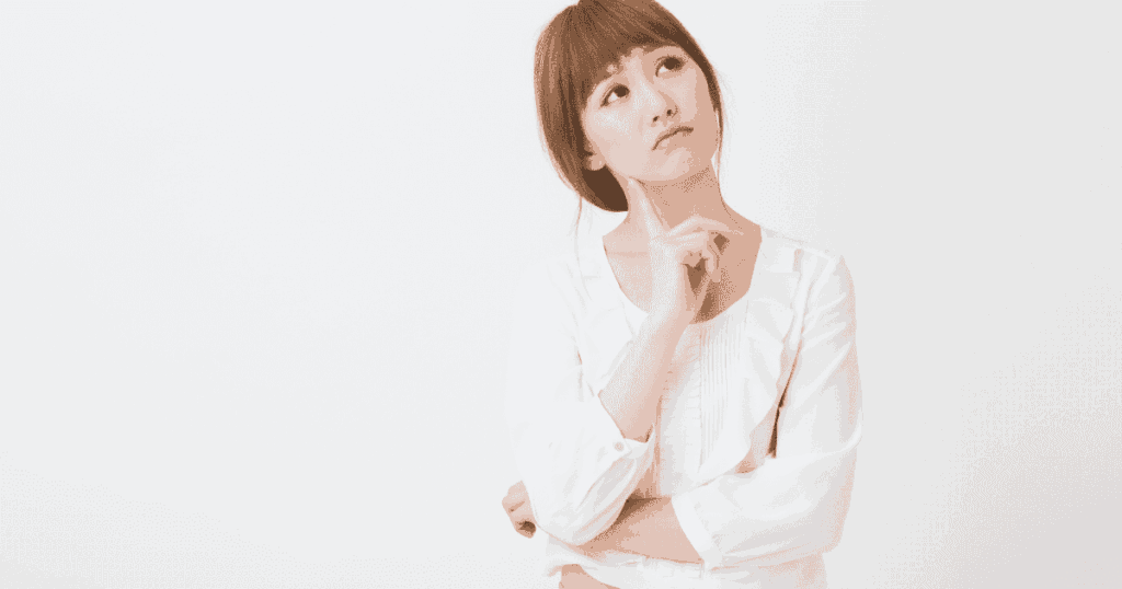 冷蔵庫の購入を考えて悩む女性のイメージ