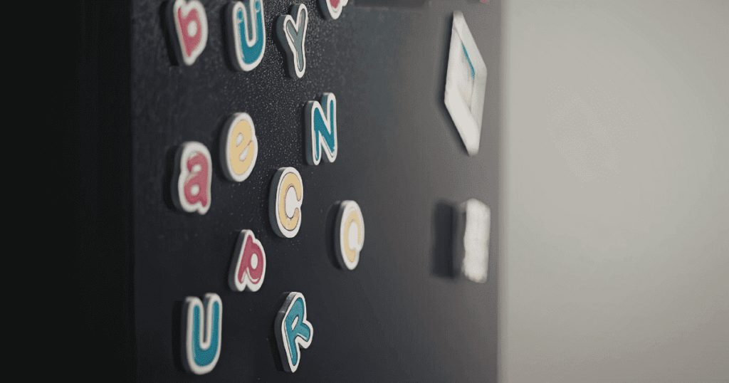 アルファベットマグネットが付いた冷蔵庫の扉