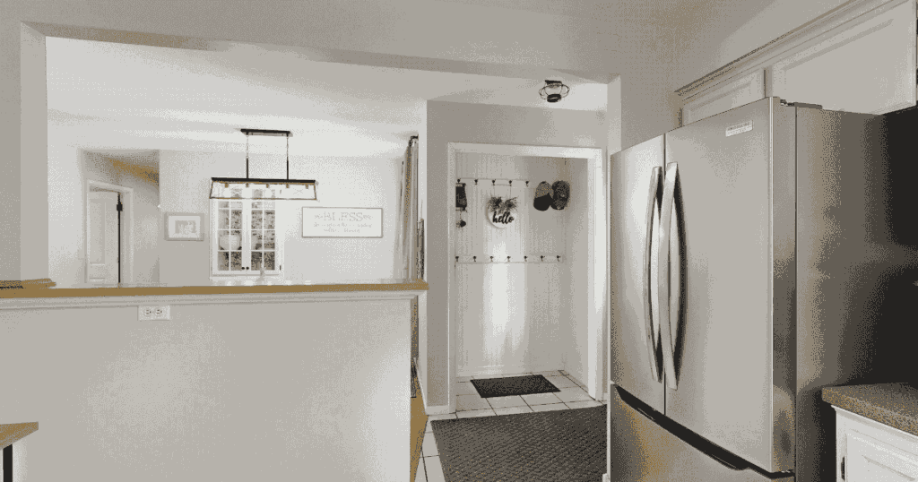 キッチンに設置された大型の両開き冷蔵庫