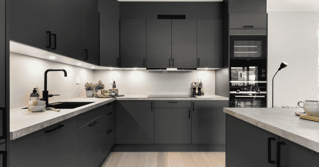 モダンなキッチンとビルトイン家電のイメージ