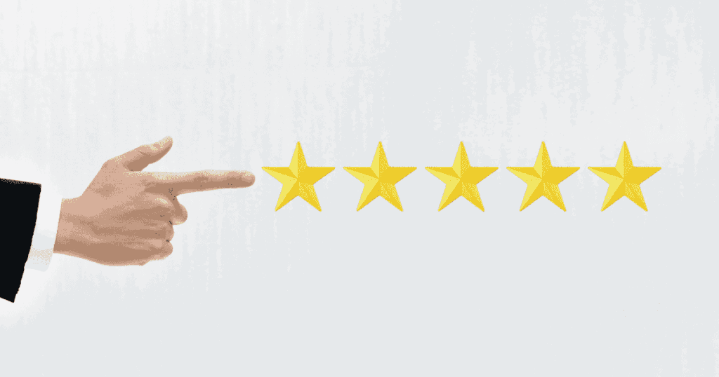 手が5つ星評価を指し示しているイメージ