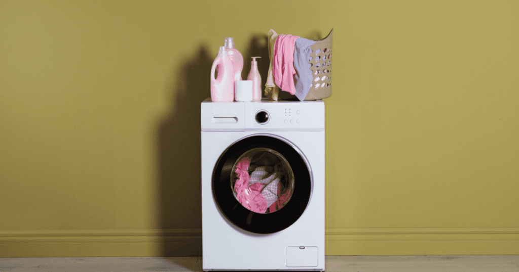 ランドリールームに設置されたドラム式洗濯機と洗濯かご