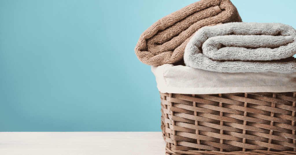 ランドリーバスケットに積まれた洗濯後のタオル