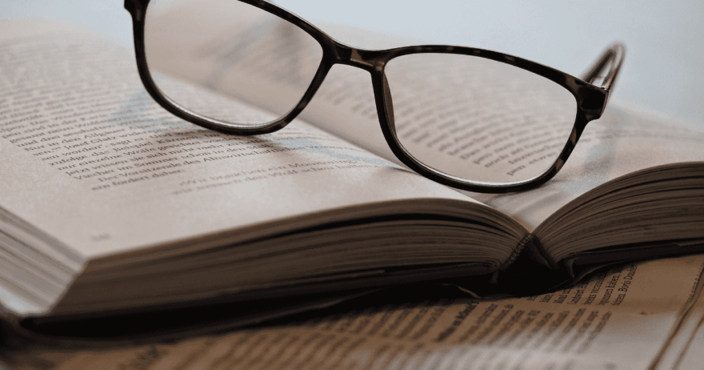 開いた本の上に置かれた眼鏡