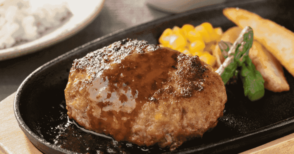 鉄板に盛り付けたハンバーグの調理イメージ