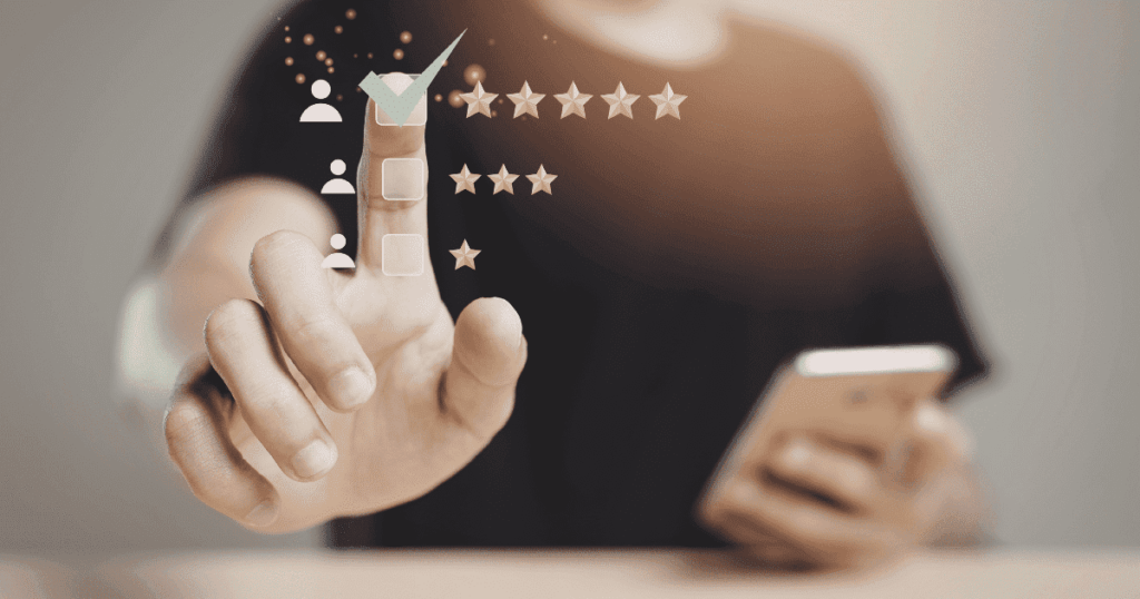 スマートフォンを持ちながら評価項目を選ぶレビュー確認のイメージ