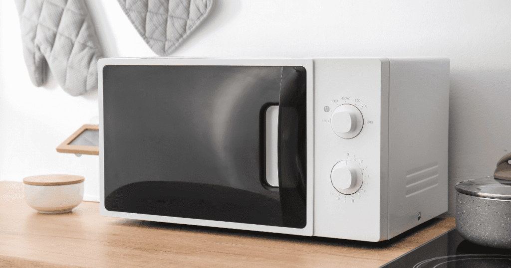 キッチンに置かれた白いシンプルなオーブンレンジ