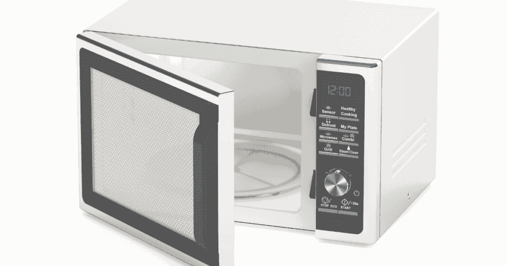 扉を開けた白い電子レンジのイメージ