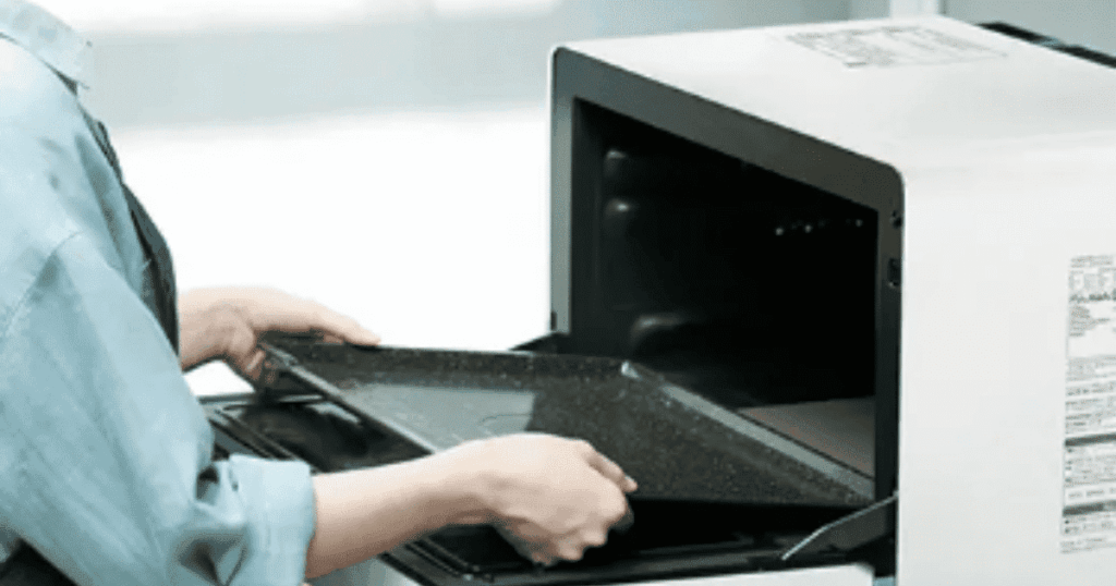 日立のオーブンレンジから角皿を出し入れする様子