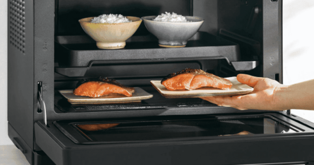 象印のオーブンレンジで上下2段に料理を温めている様子