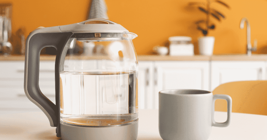 ガラス製の電気ケトルとマグカップを並べたキッチン