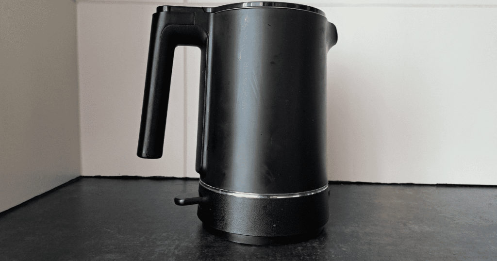 黒い電気ケトル