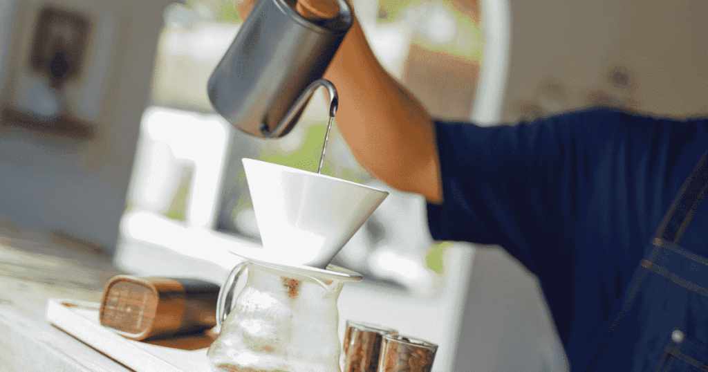 細口ケトルでドリッパーに湯を注いでいるハンドドリップの様子