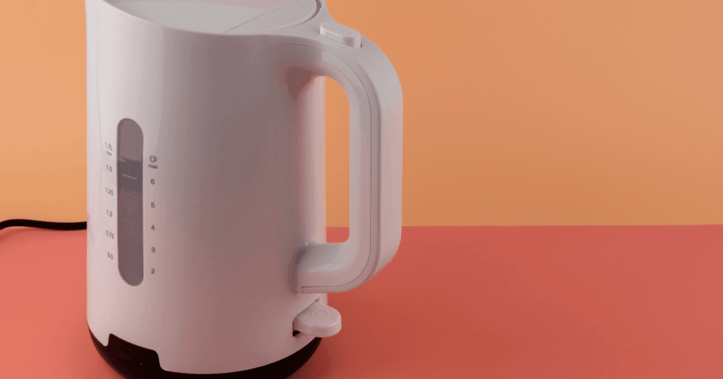 容量表示窓付きの白い電気ケトル