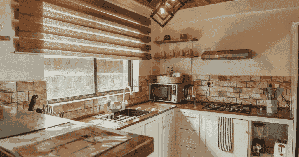 電子レンジが置かれたナチュラルテイストのキッチン