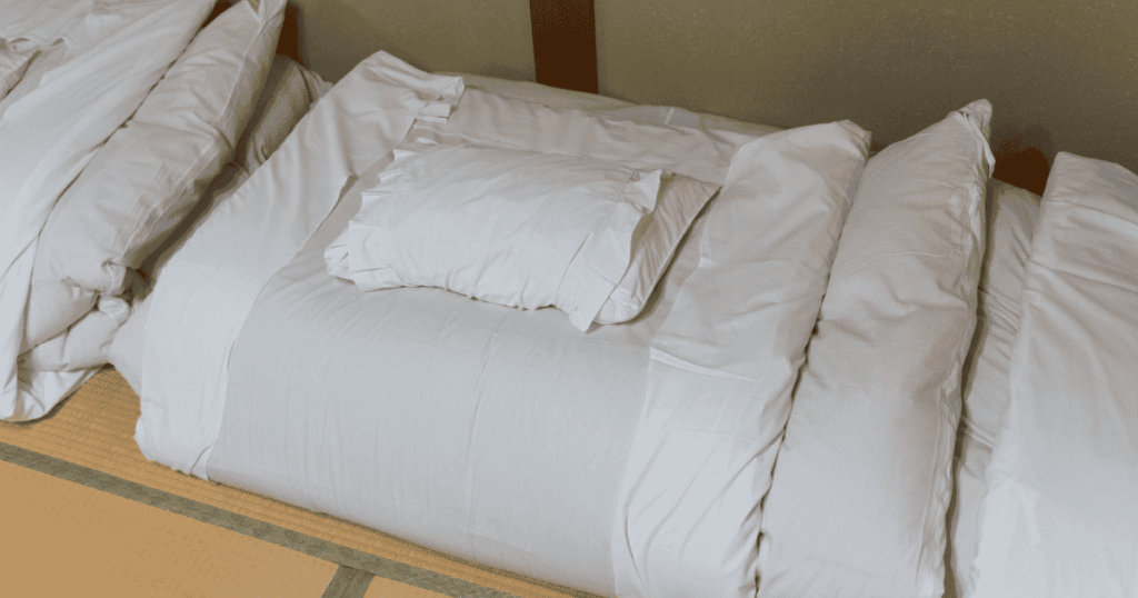 押し入れに収納された布団と枕