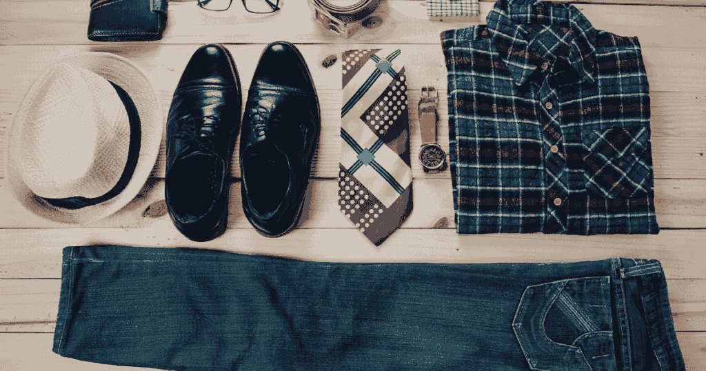 靴やシャツなどの衣類一式