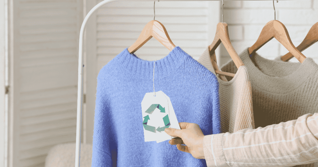リサイクルマークのタグを付けたセーター