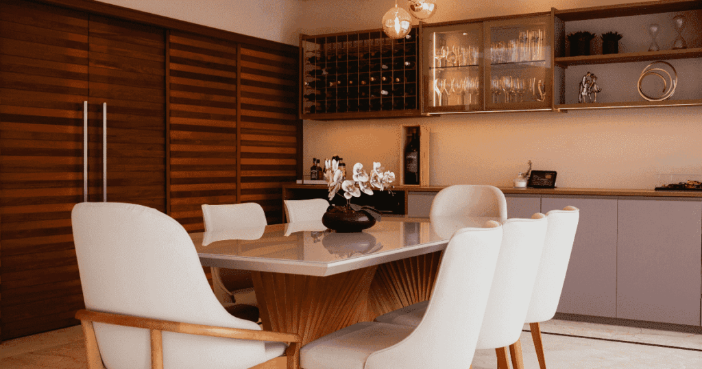 セラミック天板のダイニングテーブルとモダンなチェア