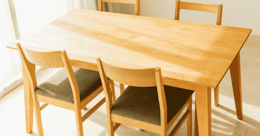 ナチュラルカラーの木製ダイニングテーブルと椅子4脚