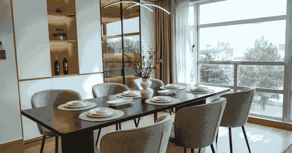 ブラック天板のダイニングテーブルと6脚のチェア