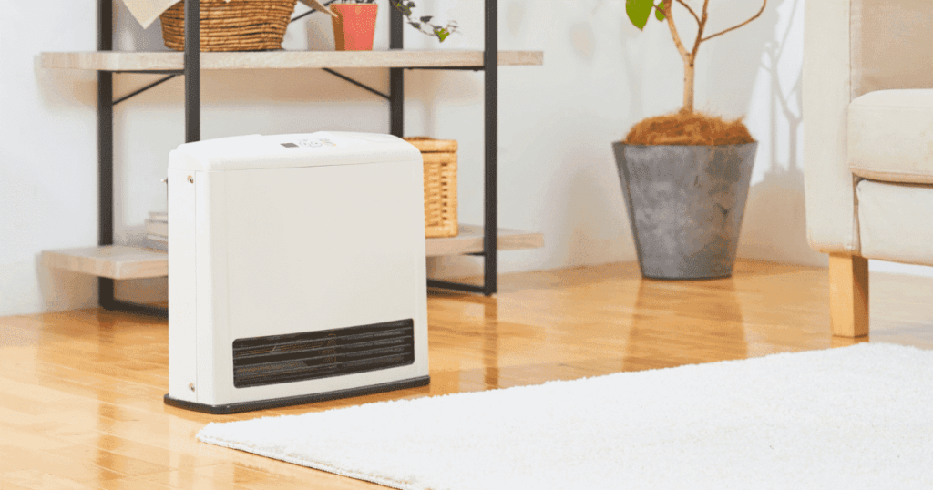 リビングの床に置いた白いセラミックファンヒーター