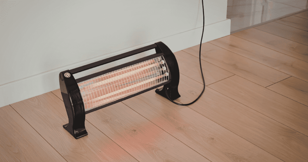 床置き型の電気ヒーターを足元暖房として使う