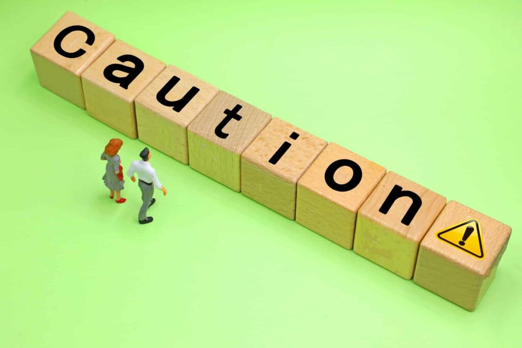 Cautionと書かれたブロック